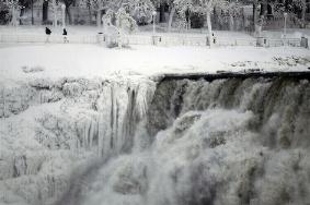Cascada Niagara a îngheţat