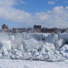 Cascada Niagara a îngheţat