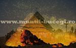 Piramida Soarelui și Biserica Română
